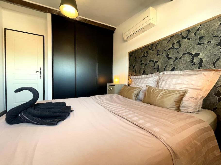 Charme Urbain Sous Les Toits-Terrasse/Clim/Parking Apartment Beziers Exterior photo