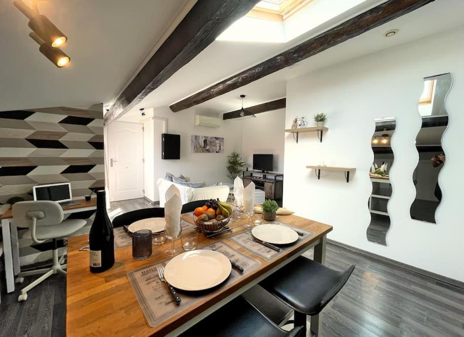 Charme Urbain Sous Les Toits-Terrasse/Clim/Parking Apartment Beziers Exterior photo